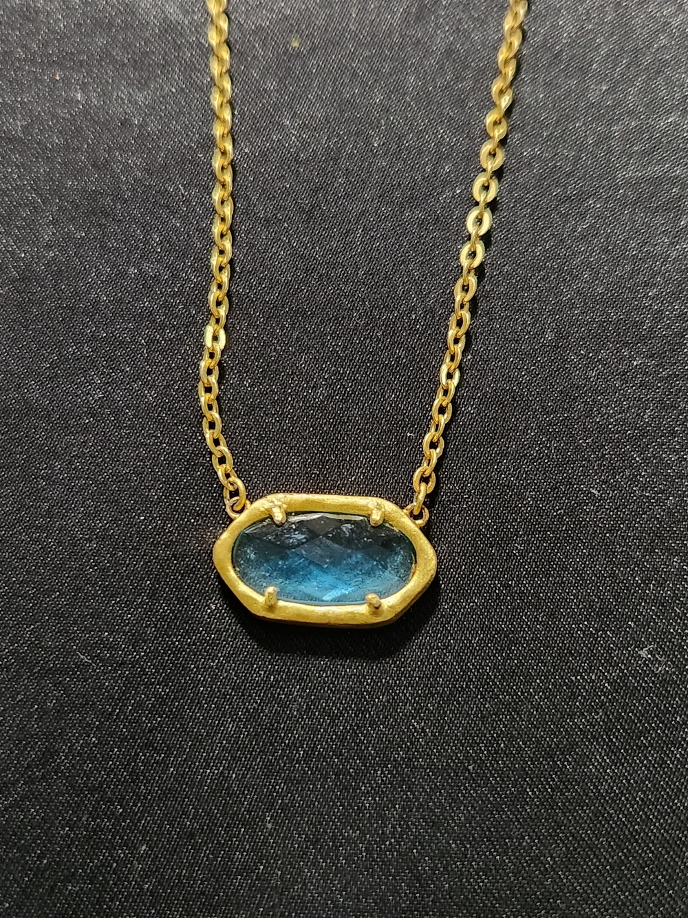 Gold Plated Faceted Deep Blue Oval Pendant Necklace

​Add a touch